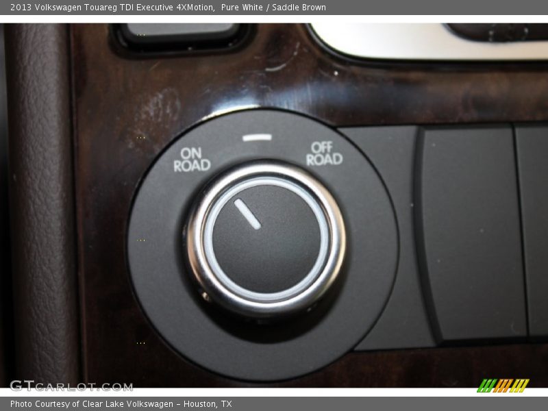 Pure White / Saddle Brown 2013 Volkswagen Touareg TDI Executive 4XMotion