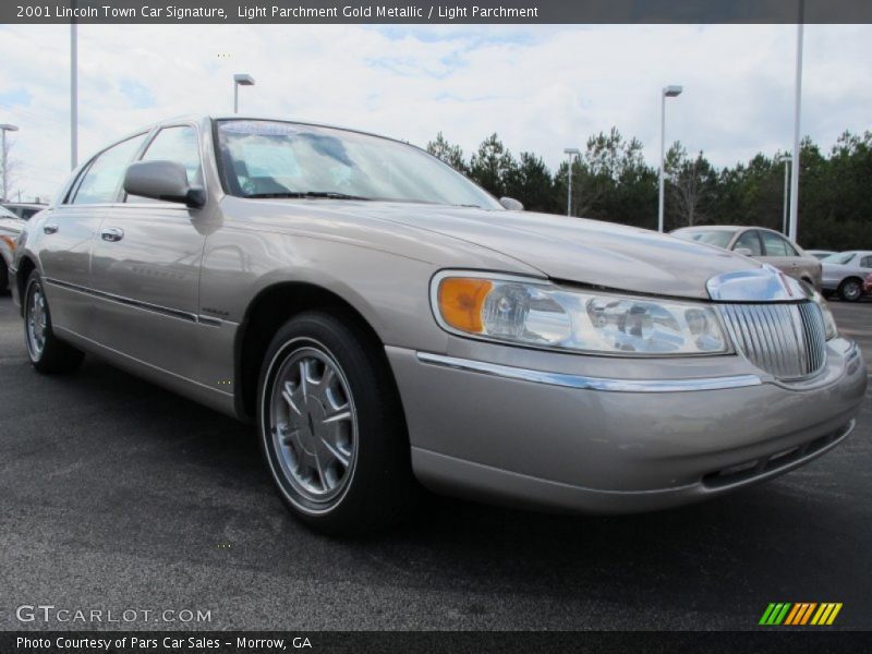 Light Parchment Gold Metallic / Light Parchment 2001 Lincoln Town Car Signature
