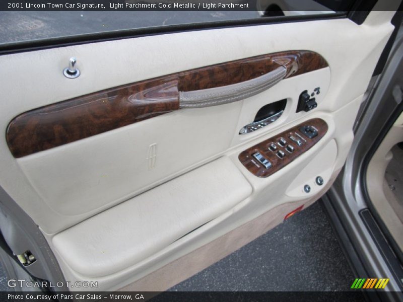 Light Parchment Gold Metallic / Light Parchment 2001 Lincoln Town Car Signature