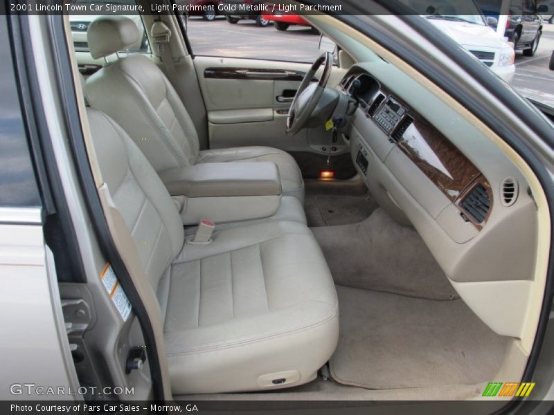 Light Parchment Gold Metallic / Light Parchment 2001 Lincoln Town Car Signature