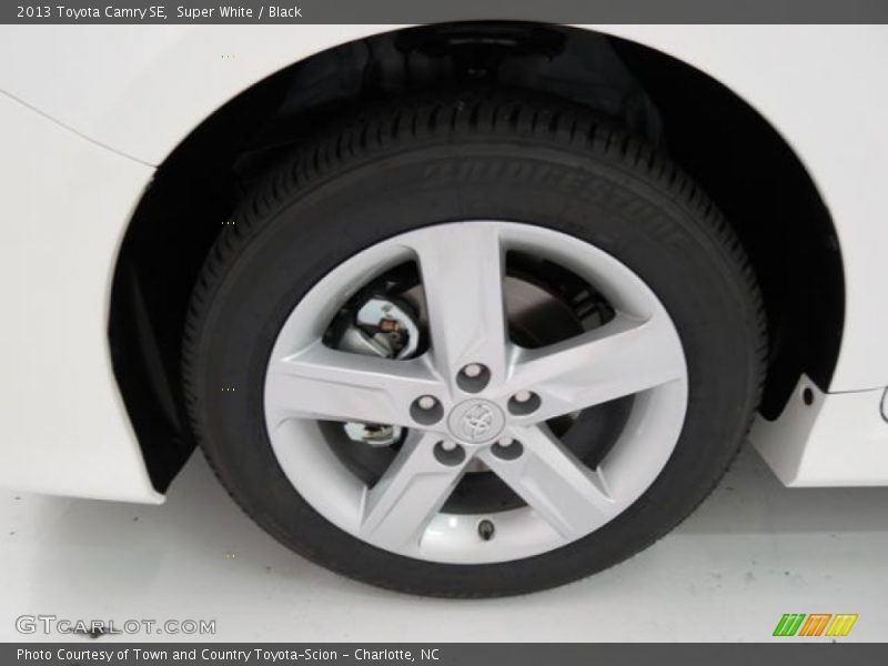 Super White / Black 2013 Toyota Camry SE