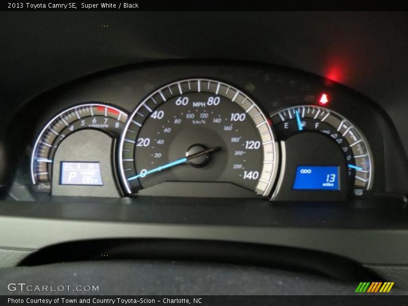 Super White / Black 2013 Toyota Camry SE