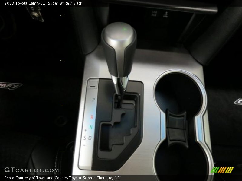 Super White / Black 2013 Toyota Camry SE