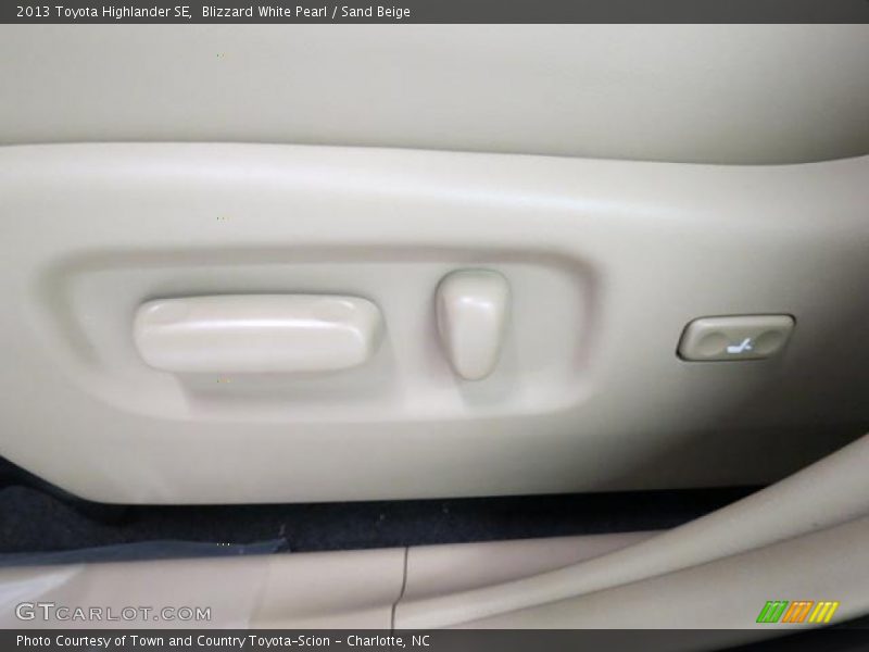 Blizzard White Pearl / Sand Beige 2013 Toyota Highlander SE