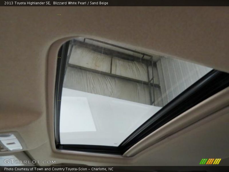 Blizzard White Pearl / Sand Beige 2013 Toyota Highlander SE