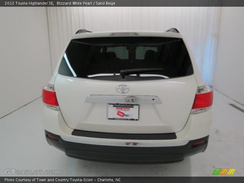 Blizzard White Pearl / Sand Beige 2013 Toyota Highlander SE