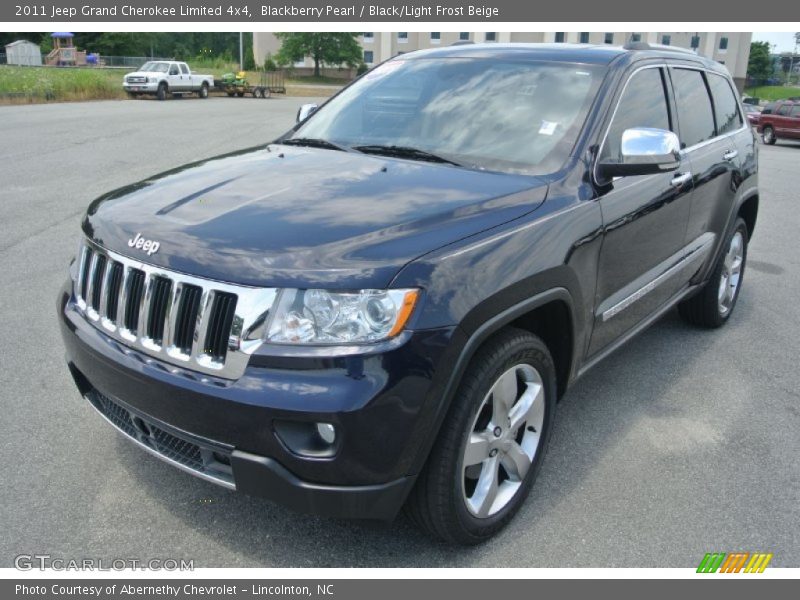 Front 3/4 View of 2011 Grand Cherokee Limited 4x4