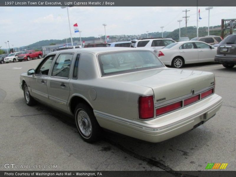 Light Cypress Metallic / Beige 1997 Lincoln Town Car Executive