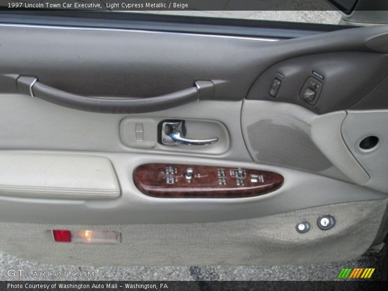 Light Cypress Metallic / Beige 1997 Lincoln Town Car Executive