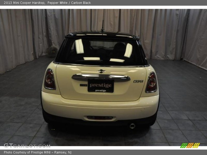 Pepper White / Carbon Black 2013 Mini Cooper Hardtop