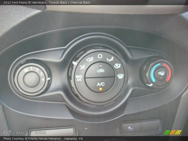 Tuxedo Black / Charcoal Black 2013 Ford Fiesta SE Hatchback