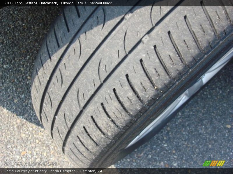 Tuxedo Black / Charcoal Black 2013 Ford Fiesta SE Hatchback