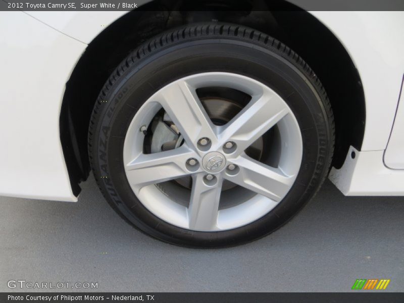 Super White / Black 2012 Toyota Camry SE