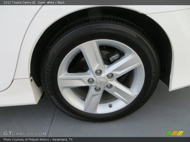 Super White / Black 2012 Toyota Camry SE