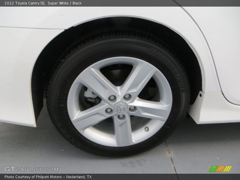 Super White / Black 2012 Toyota Camry SE