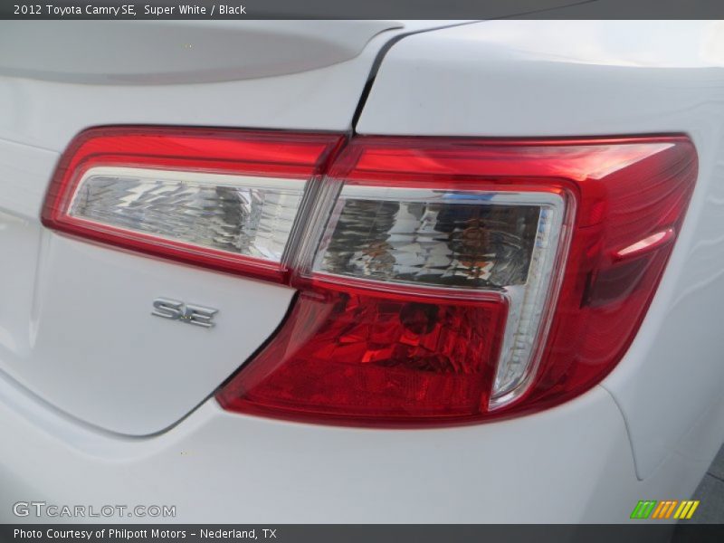Super White / Black 2012 Toyota Camry SE