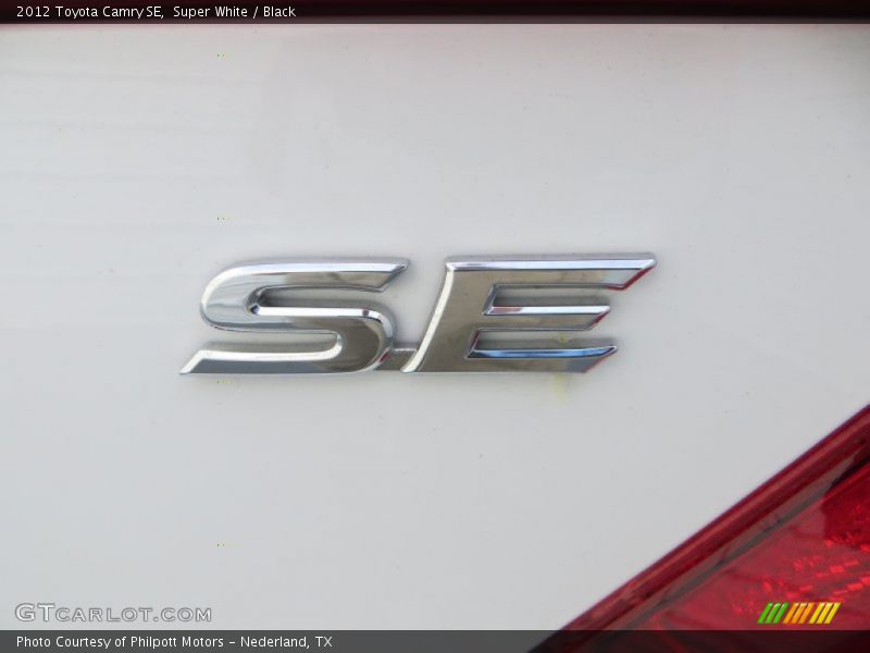 Super White / Black 2012 Toyota Camry SE