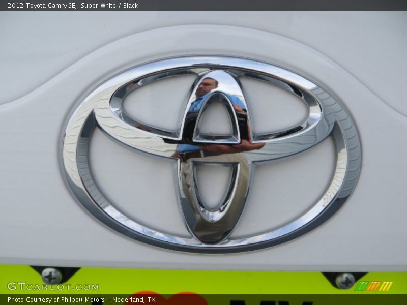 Super White / Black 2012 Toyota Camry SE