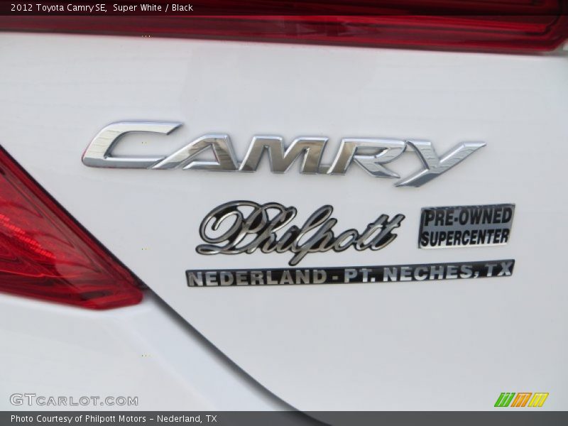 Super White / Black 2012 Toyota Camry SE