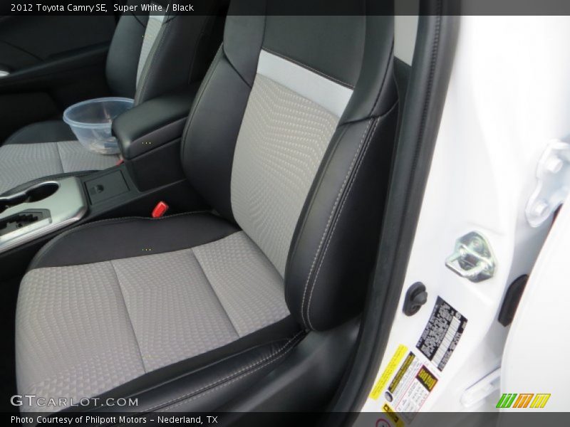 Super White / Black 2012 Toyota Camry SE
