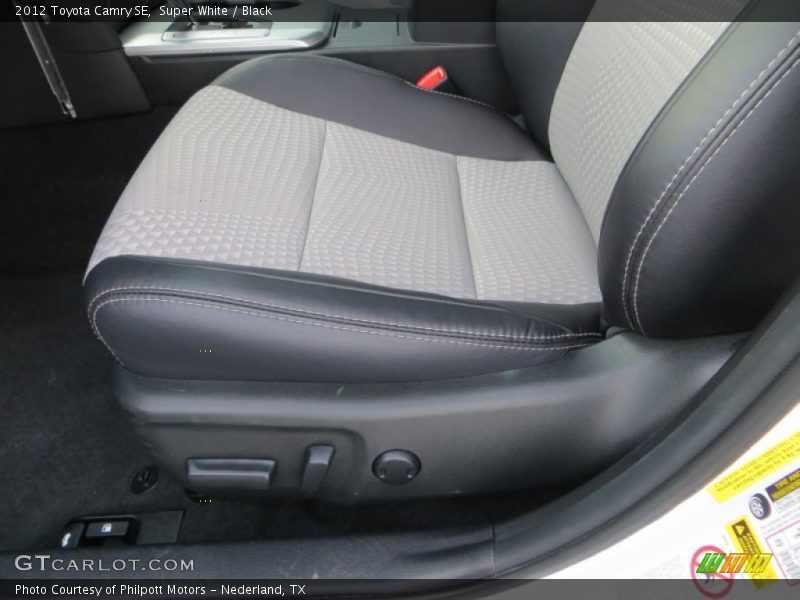 Super White / Black 2012 Toyota Camry SE