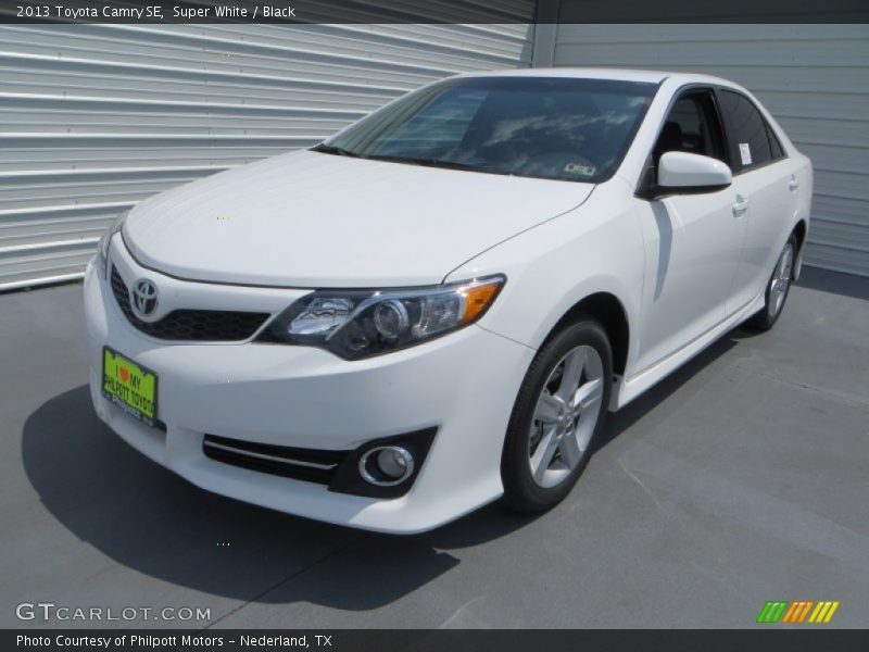 Super White / Black 2013 Toyota Camry SE