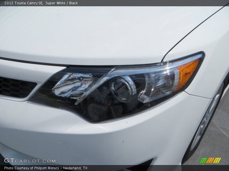 Super White / Black 2013 Toyota Camry SE