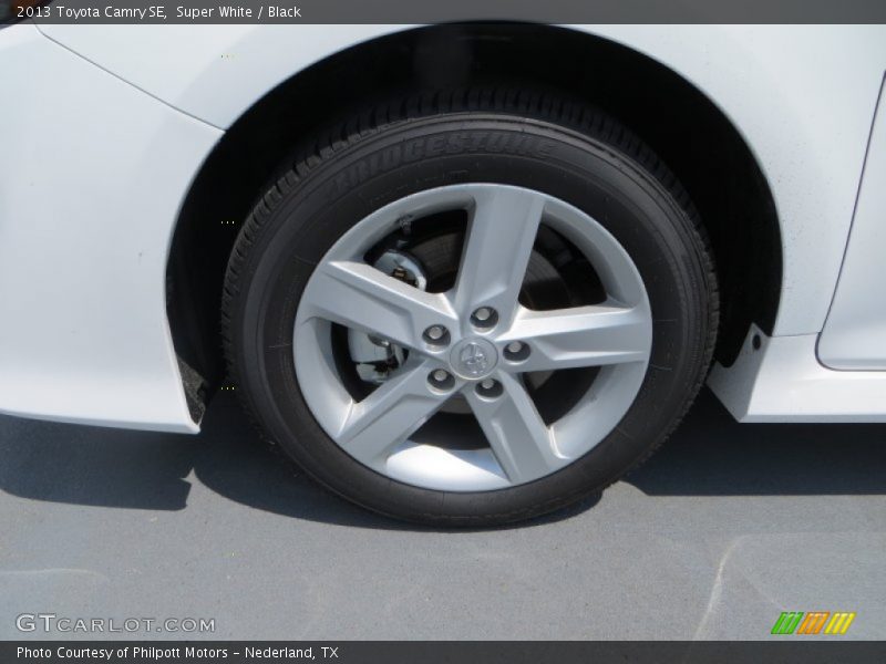 Super White / Black 2013 Toyota Camry SE
