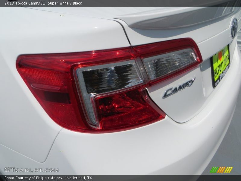 Super White / Black 2013 Toyota Camry SE