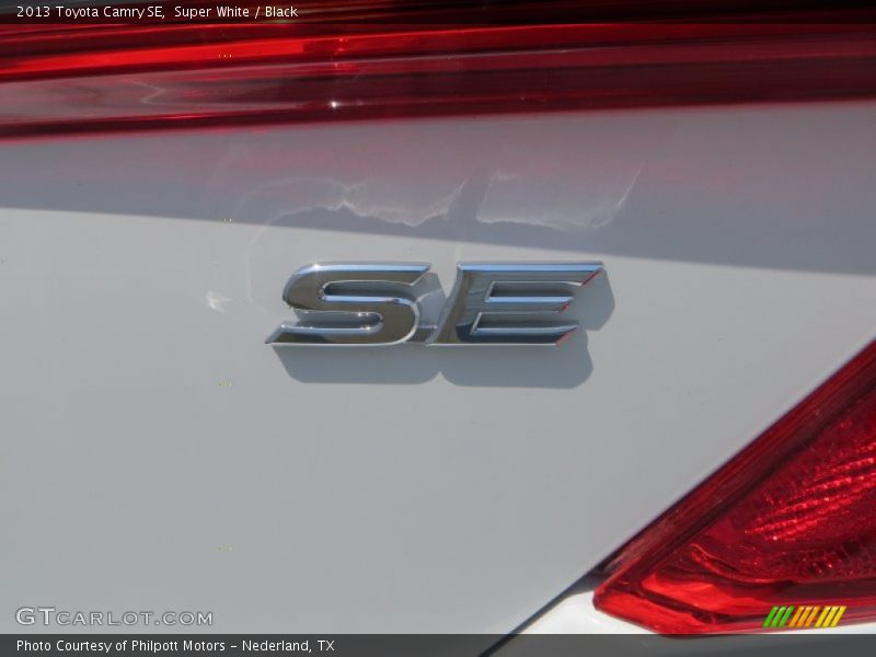 Super White / Black 2013 Toyota Camry SE