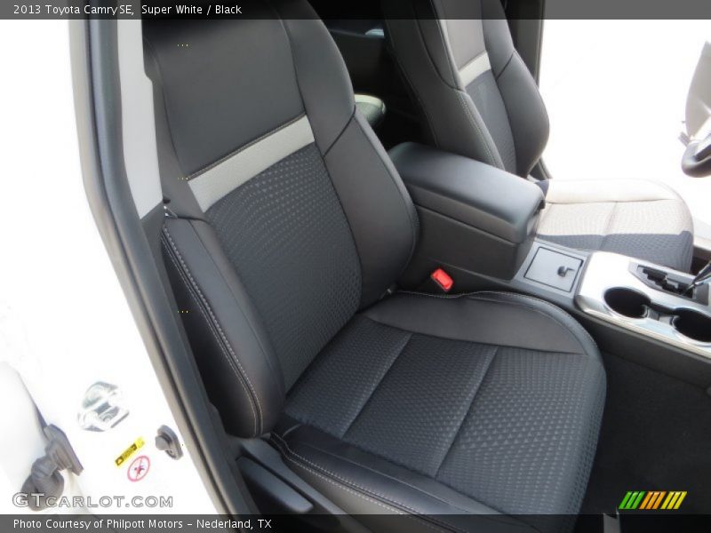 Super White / Black 2013 Toyota Camry SE