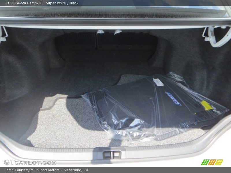 Super White / Black 2013 Toyota Camry SE