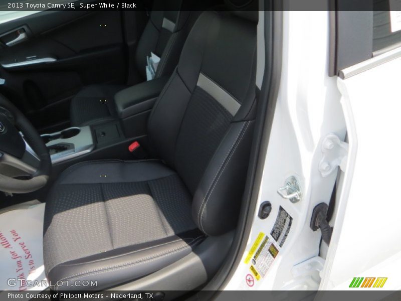 Super White / Black 2013 Toyota Camry SE