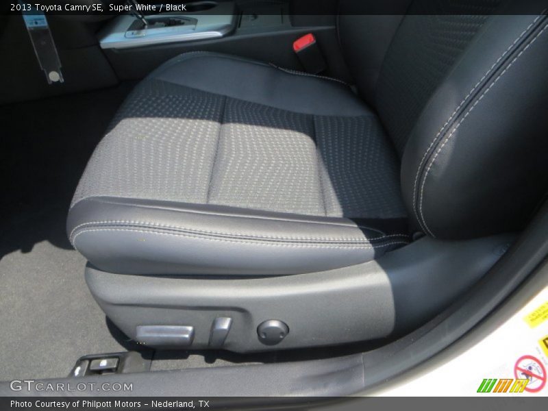 Super White / Black 2013 Toyota Camry SE