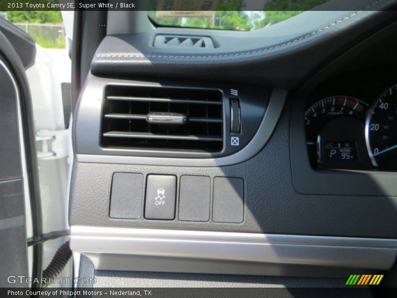Super White / Black 2013 Toyota Camry SE