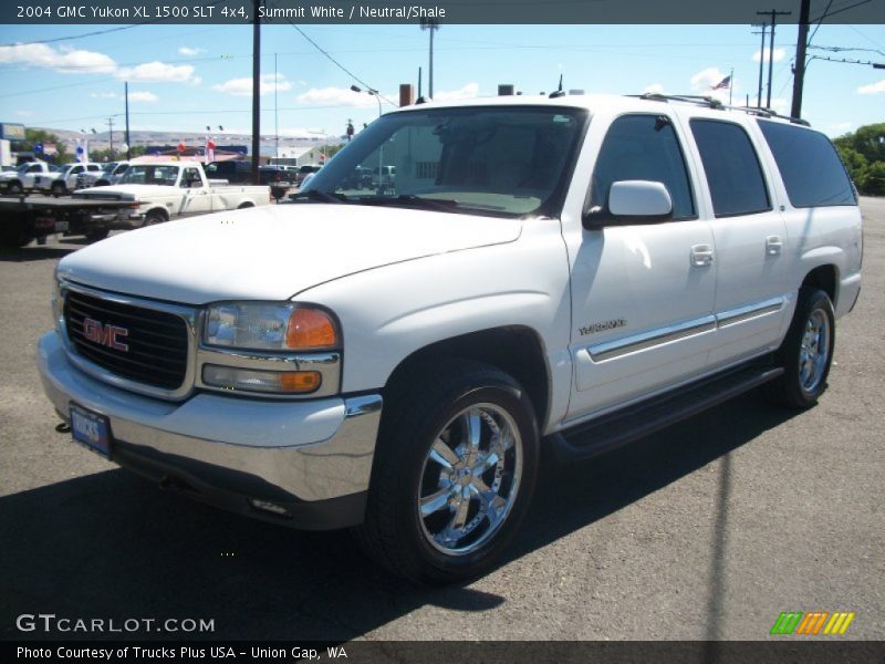 Front 3/4 View of 2004 Yukon XL 1500 SLT 4x4