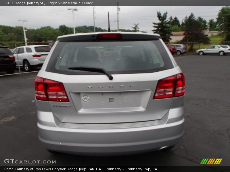 Bright Silver Metallic / Black 2013 Dodge Journey SE