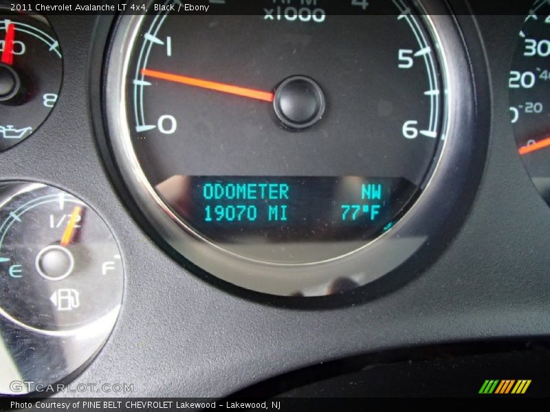 Black / Ebony 2011 Chevrolet Avalanche LT 4x4