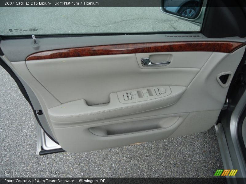 Light Platinum / Titanium 2007 Cadillac DTS Luxury