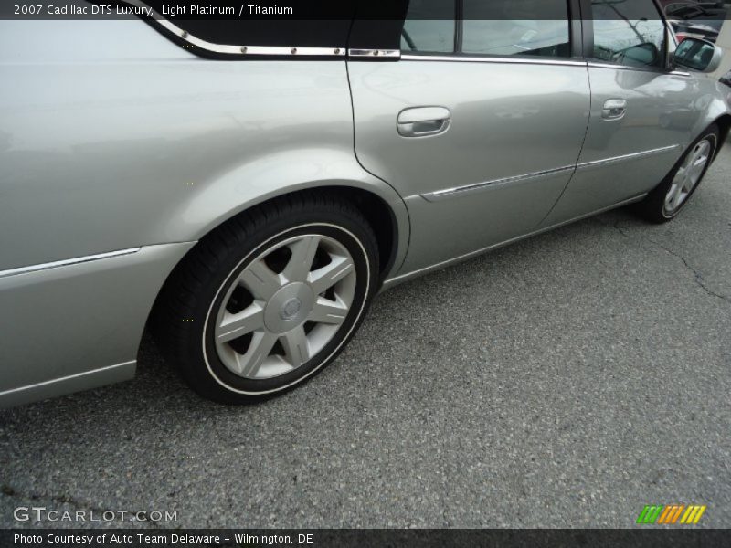 Light Platinum / Titanium 2007 Cadillac DTS Luxury