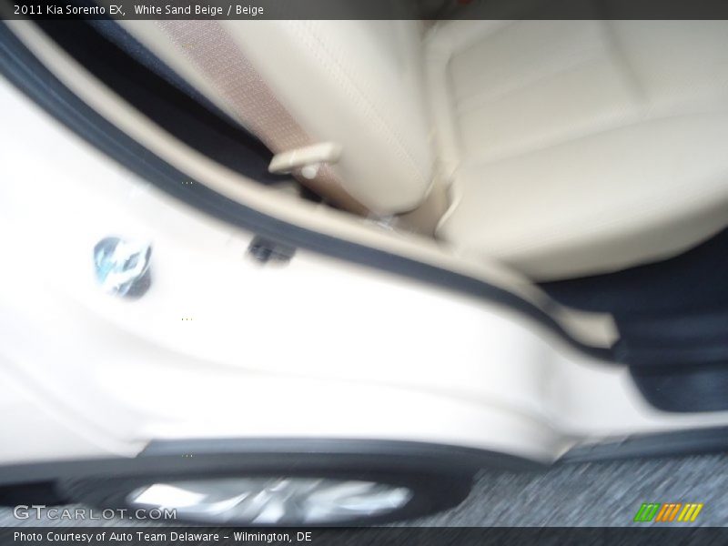 White Sand Beige / Beige 2011 Kia Sorento EX