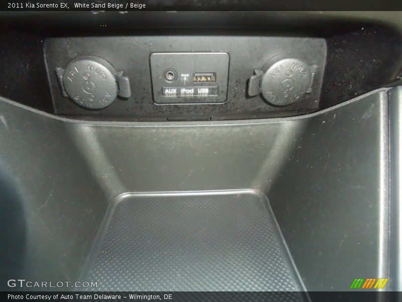 White Sand Beige / Beige 2011 Kia Sorento EX