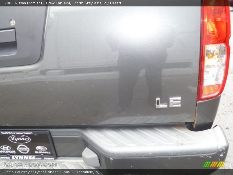 Storm Gray Metallic / Desert 2005 Nissan Frontier LE Crew Cab 4x4