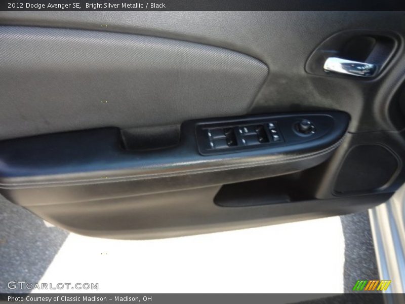 Bright Silver Metallic / Black 2012 Dodge Avenger SE