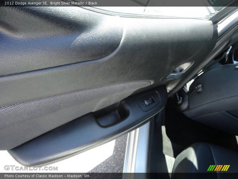 Bright Silver Metallic / Black 2012 Dodge Avenger SE