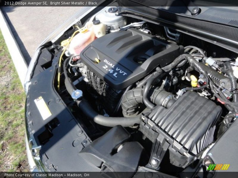 Bright Silver Metallic / Black 2012 Dodge Avenger SE