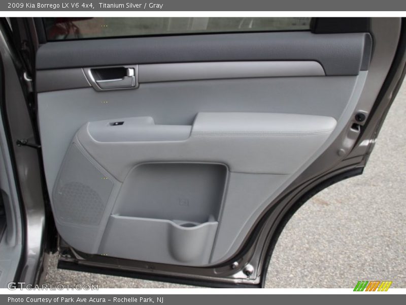 Titanium Silver / Gray 2009 Kia Borrego LX V6 4x4