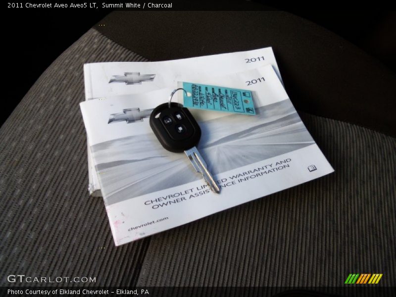 Summit White / Charcoal 2011 Chevrolet Aveo Aveo5 LT