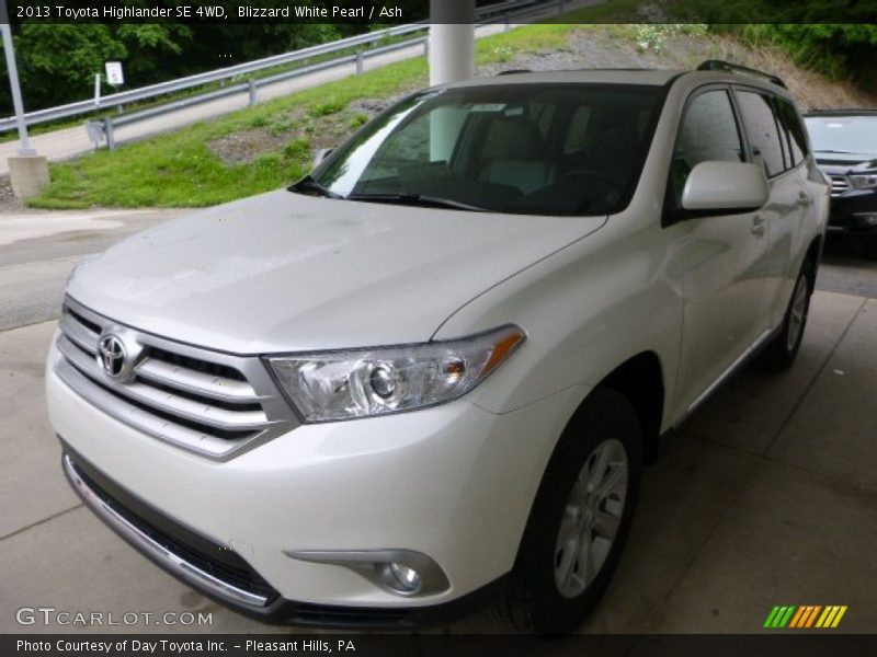 Blizzard White Pearl / Ash 2013 Toyota Highlander SE 4WD