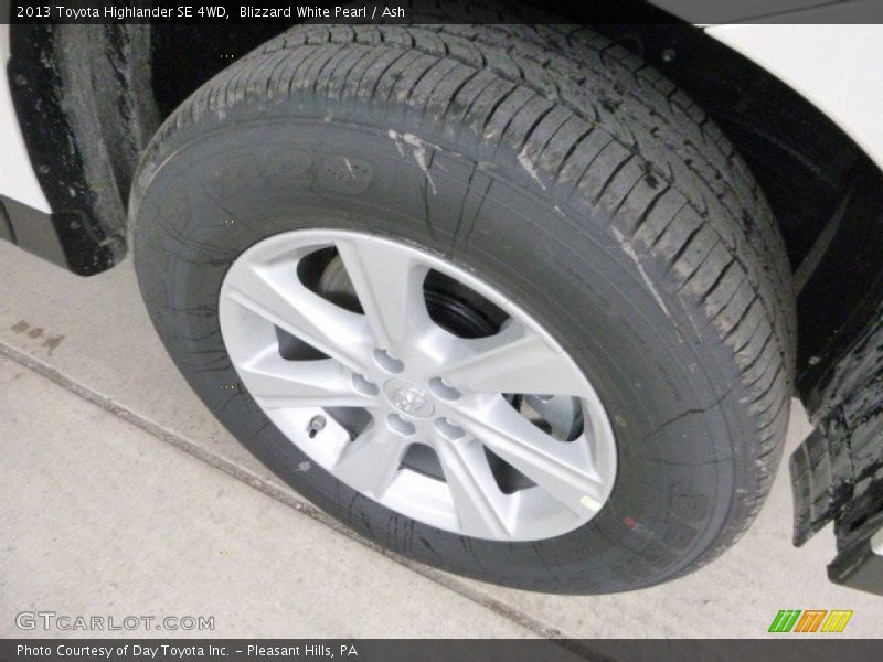 Blizzard White Pearl / Ash 2013 Toyota Highlander SE 4WD